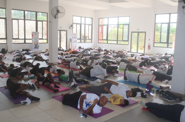 L’Ambassade de l’Inde célèbre la Journée Mondiale du Yoga à l’Université Polytechnique de San Pedro, en partenariat avec le TIPSP et l’UPSP