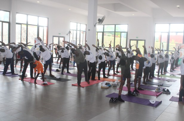 L’Ambassade de l’Inde célèbre la Journée Mondiale du Yoga à l’Université Polytechnique de San Pedro, en partenariat avec le TIPSP et l’UPSP