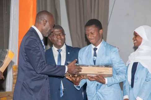15 ordinateurs une bibliothèque numérique de 96000 ouvrages offerts aux meilleurs étudiants de l’Université de San Pedro