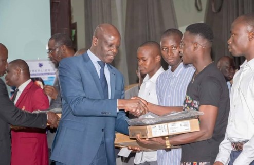 15 ordinateurs une bibliothèque numérique de 96000 ouvrages offerts aux meilleurs étudiants de l’Université de San Pedro