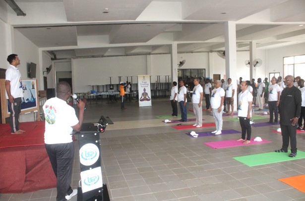 L’Ambassade de l’Inde célèbre la Journée Mondiale du Yoga à l’Université Polytechnique de San Pedro, en partenariat avec le TIPSP et l’UPSP