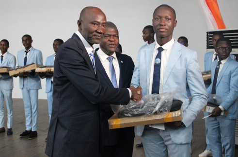 15 ordinateurs une bibliothèque numérique de 96000 ouvrages offerts aux meilleurs étudiants de l’Université de San Pedro
